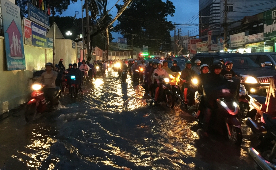 Đến tối 11/6, hàng nghìn người dân vẫn đang vất vả dầm mưa, lội nước giữa vòng vây kẹt xe để tìm đường về nhà.