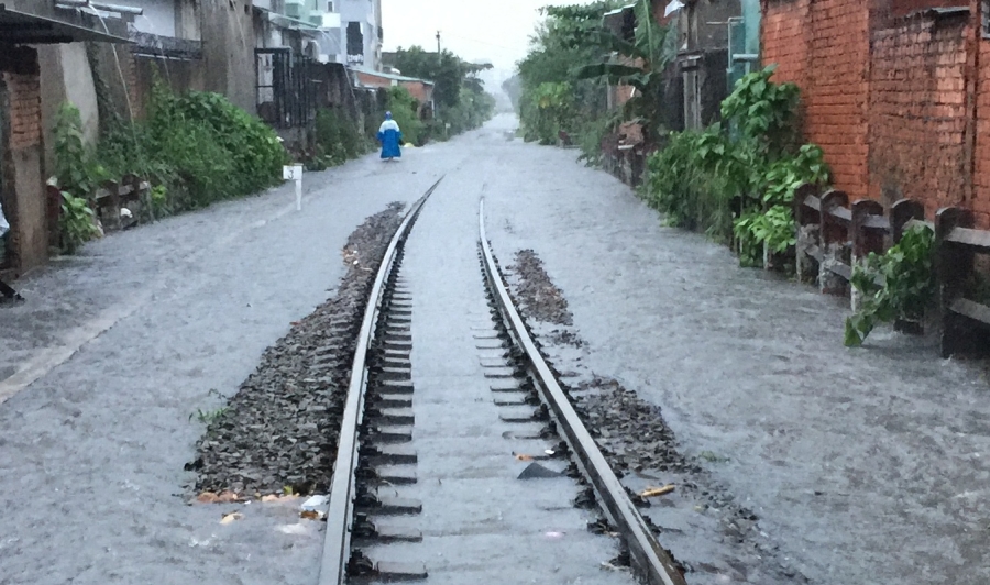 Nước ngập khiến đường sắt tê liệt