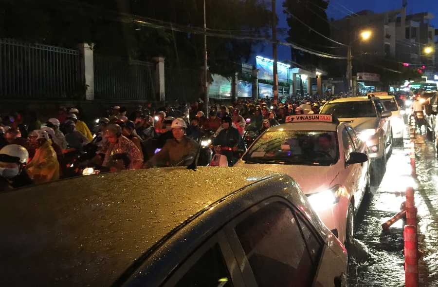  Giao thông tê liệt tại nhiều tuyến đường. Hàng nghìn người khốn khổ chôn chân trong nước lụt, dưới cơn mưa lớn mà không biết bao giờ mới thoát được về nhà. 