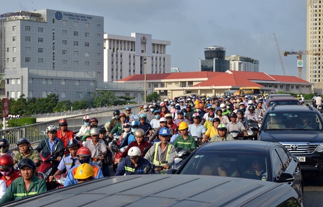 Xe ben tông ôtô dừng đèn đỏ, trung tâm Sài Gòn kẹt cứng hình ảnh 2 Xe ben tong oto dung den do, trung tam Sai Gon ket cung hinh anh 2