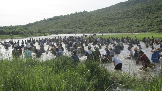 Hang nghin nguoi doi nang 40 do C bat ca cau may hinh anh 1