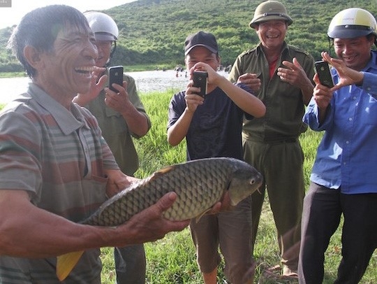 Hang nghin nguoi doi nang 40 do C bat ca cau may hinh anh 2
