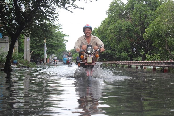 Sau cơn mưa, đường Tô Hiệu (Q.Tân Phú) lại tái diễn cảnh ngập sâu /// Ảnh: Phạm Hữu