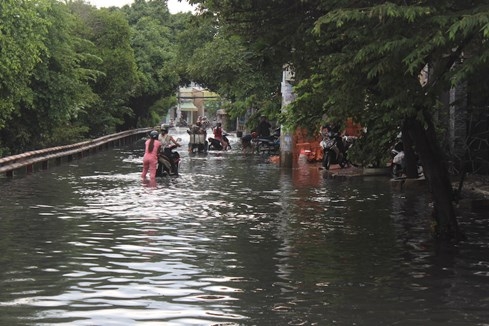 Nhiều người cho biết, cơn mưa chỉ kéo dài khoảng một giờ nhưng chỉ trong vòng 30 phút nước đã trở ngập nặng