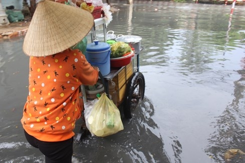 Nhiều người buôn bán gặp nhiều khó khăn khi di chuyển qua điểm ngập này