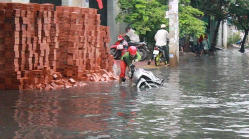 Một phụ nữ không làm chủ được tai lái nên đã bị té ngã