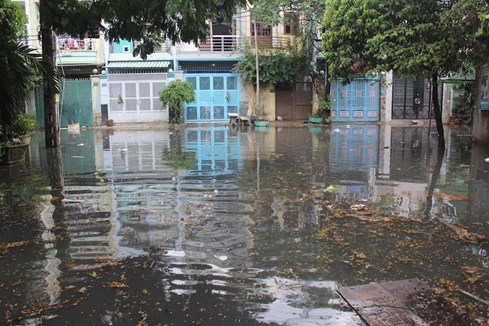 Mỗi lần mưa xuống, người dân tại đây rất ái ngại khi phải ra khỏi nhà