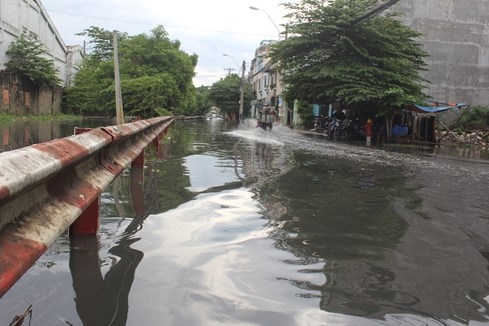 Bên ngoài đường Tô Hiệu, nươc ngập kéo dài hết đoạn đường