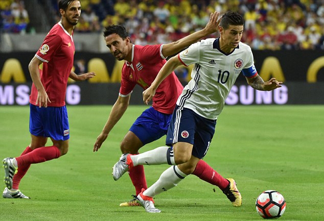 James Rodriguez (10) chỉ vào sân từ ghế dự bị, nên không thể giúp Colombia tránh được thất bại