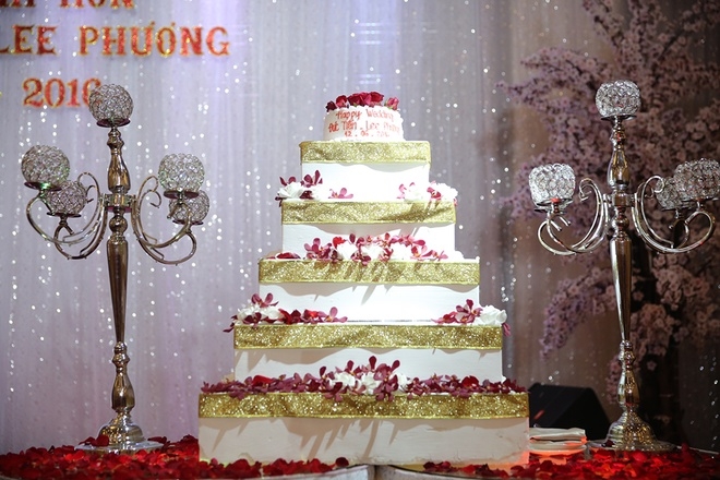 Tiệc cưới ngập sắc hoa hồng của 'gái quê' Lê Phương