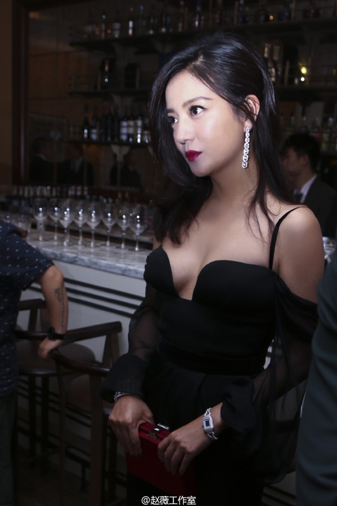 Trieu Vy mac vay xe sau tao bao hinh anh 2