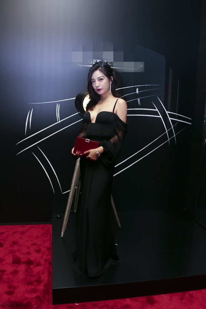 Trieu Vy mac vay xe sau tao bao hinh anh 4