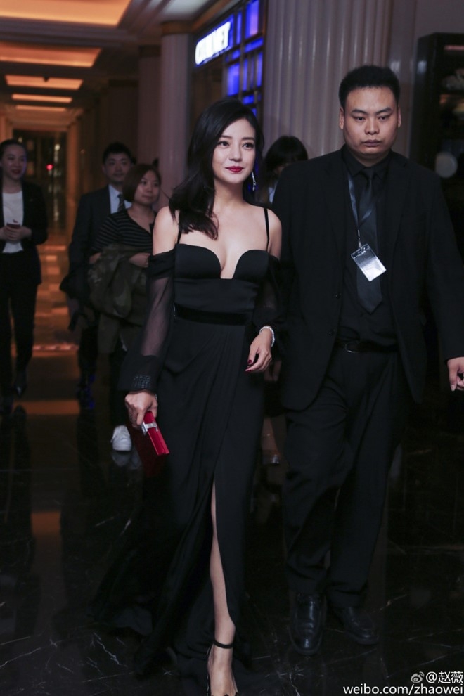 Trieu Vy mac vay xe sau tao bao hinh anh 5