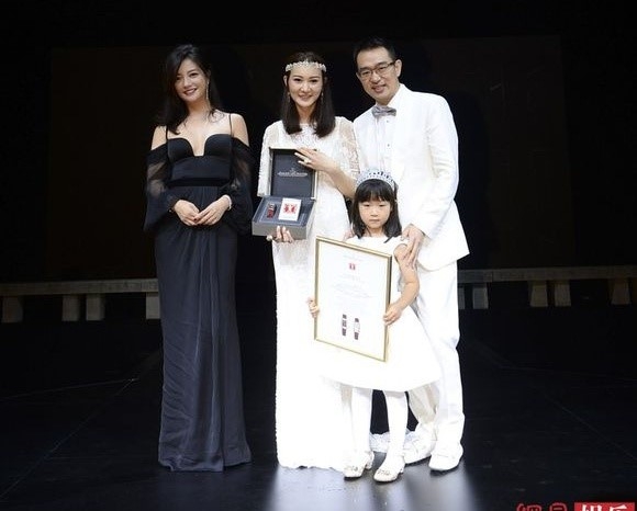 Trieu Vy mac vay xe sau tao bao hinh anh 6