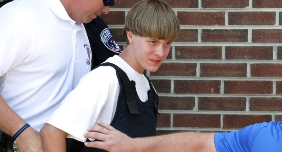 Dylann Roof bị cảnh sát áp tải sau khi bị bắt (Ảnh: Sputnik)