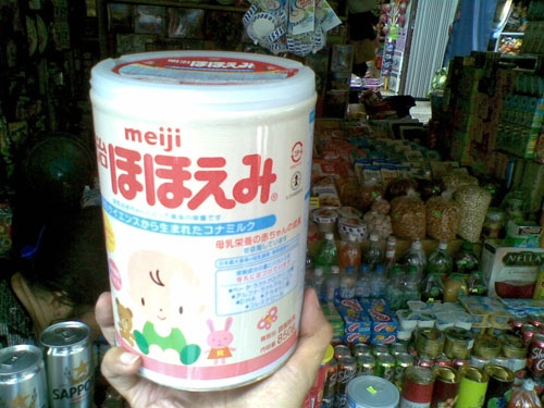 Sữa Meiji “xách tay” từ Nhật Bản - Ảnh: Nguyễn Hải