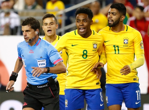 cau-thu-brazil-khong-trach-trong-tai-du-bi-loai-khoi-copa