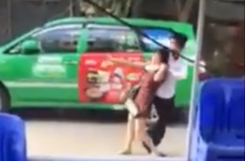Đi 'cặp bồ' bị tóm sống, chồng kề dao vào cổ vợ lôi dọc hồ Đền Lừ - Ảnh 1