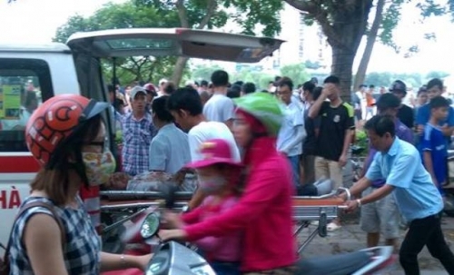 Đi 'cặp bồ' bị tóm sống, chồng kề dao vào cổ vợ lôi dọc hồ Đền Lừ - Ảnh 3