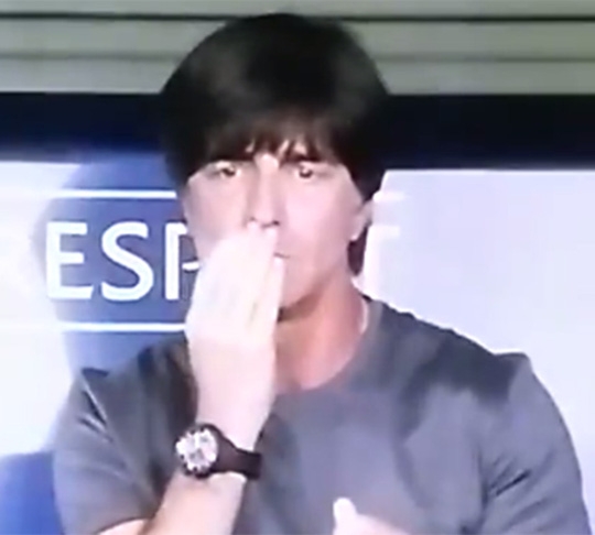 Sau khi cho tay vào vùng nhạy cảm, HLV Joachim Low đưa lên ngửi.
