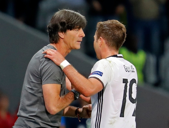 Mario Gotze sau khi rời sân nhường chỗ cho Schweinsteiger cũng bắt tay với HLV Joachim Low.