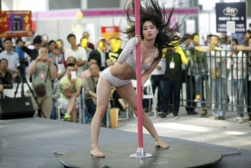 mau nu mac goi cam mua cot o trien lam gay xon xao hinh anh 1
