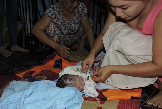 Xót xa lời tâm sự của một bé trai bị bỏ rơi ở quán phở - Ảnh 2.