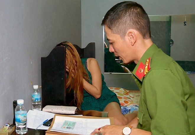bat qua tang nhieu doi nam nu mua ban dam trong nha nghi hinh anh 1