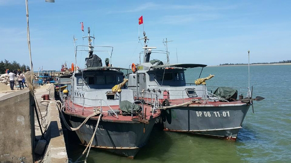 3 tàu cứu hộ của Hải Đội 2 Biên phòng Nghệ An đanh túc trực tại cảng để đợi lệnh lên đường tìm kiếm