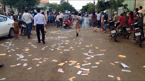 Chồng đi lấy vợ mới, vợ cũ và con trai tới bật nhạc đám ma, rải tiền vàng