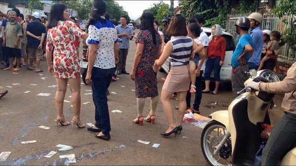Chồng đi lấy vợ mới, vợ cũ và con trai tới bật nhạc đám ma, rải tiền vàng