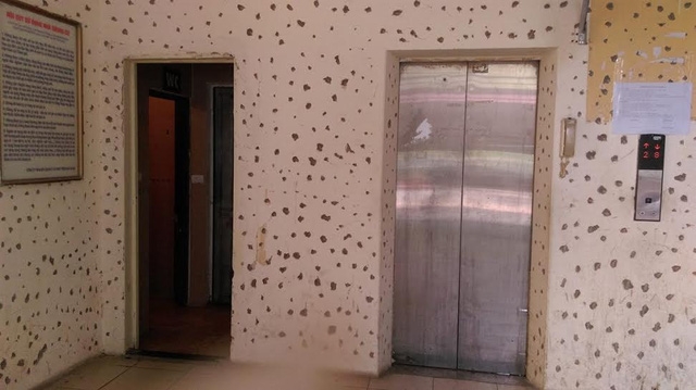  Nhà về sinh nhiều cửa ra vào xuất hiện ở cạnh thang máy. Ảnh: Ngọc Thi 
