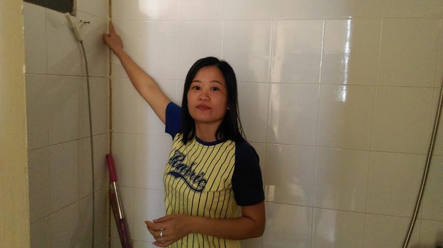  Chị Lê Thị Thảo phòng 1006 phải lắp hệ thống vòi nước nhỏ do đường ống tòa nhà bị rỉ. Ảnh: Ngọc Thi 