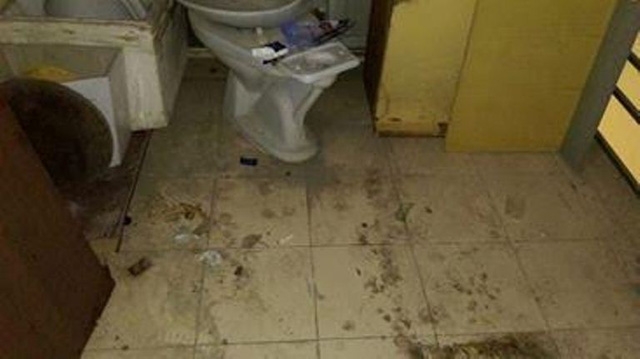  Tàn thuốc lá, dụng cụ hút chích xuất hiện ở cầu thang dẫn lên tầng thượng tòa nhà. Ảnh: Ngọc Thi 