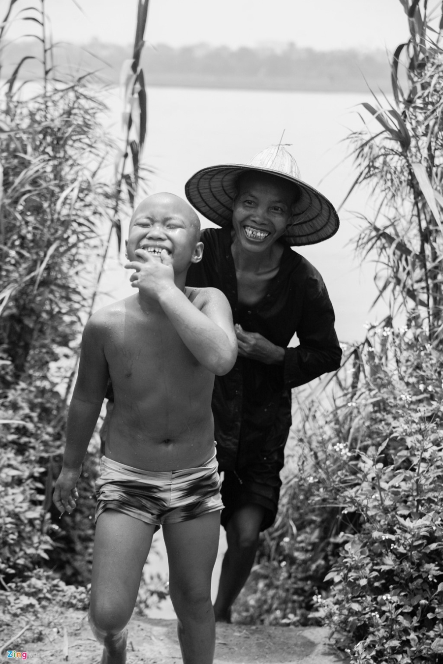 Gia dinh 'bo lac nguyen thuy' o bai song hinh anh 2