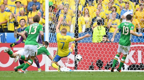 ibrahimovic-khien-doi-thu-phan-luoi-giup-thuy-dien-thoat-thua-1