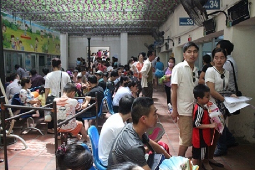 nam goc cay, doi nang 40 do dua con nhap vien vi nang nong - 1