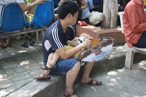 nam goc cay, doi nang 40 do dua con nhap vien vi nang nong - 6