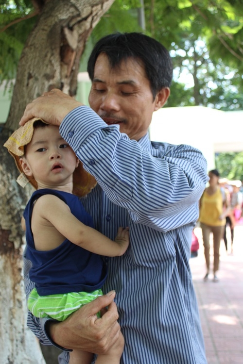 nam goc cay, doi nang 40 do dua con nhap vien vi nang nong - 11