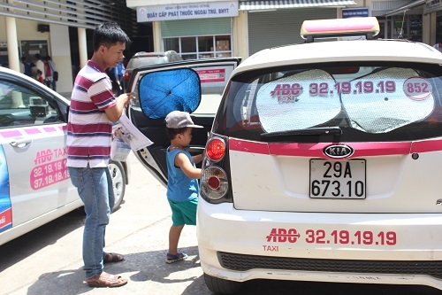 nam goc cay, doi nang 40 do dua con nhap vien vi nang nong - 16