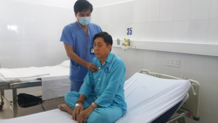Bác sĩ Hà Sơn Bình khám cho bệnh nhân Ong Tah Fatt trước lúc xuất viện 