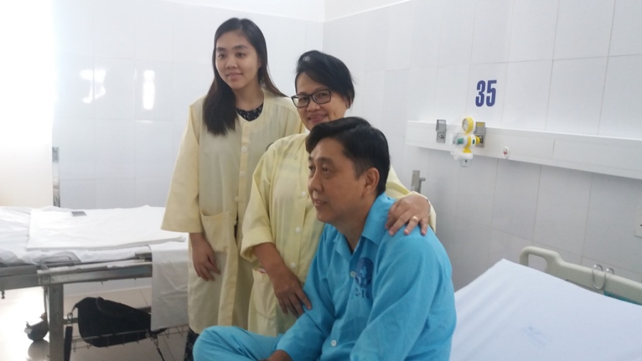 Ông Ong Tah Fatt hạnh phúc bên vợ con khi được xuất viện 