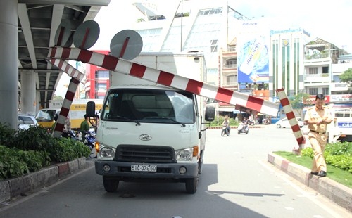 oto-huc-gay-thanh-gioi-han-cua-ngo-tan-son-nhat-ket-cung-1