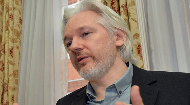 Nhà đồng sáng lập Wikileaks, ông Julian Assange tại Đại sứ quán Ecuador ở London, Anh /// Reuters