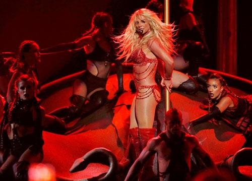 britney-spears-ba-me-hai-con-va-vu-khi-sexy-khong-gioi-han-1