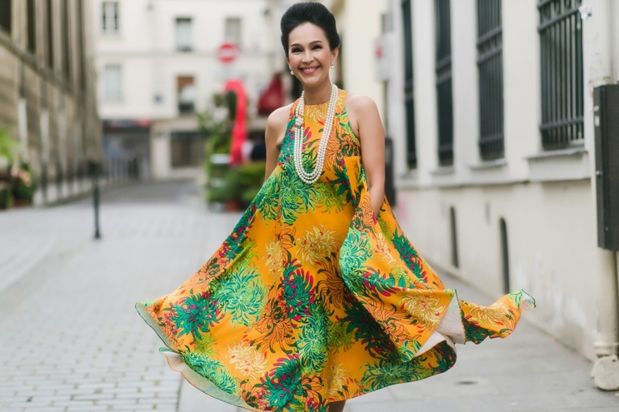 Diem My dien dam hoa cuc noi bat tren pho Paris hinh anh 4