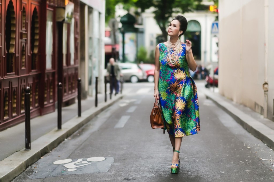 Diem My dien dam hoa cuc noi bat tren pho Paris hinh anh 5