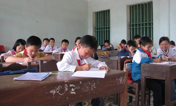 he luy tu viec bo cham diem tieu hoc: tro lop 6 vat va hoc them hinh anh 1