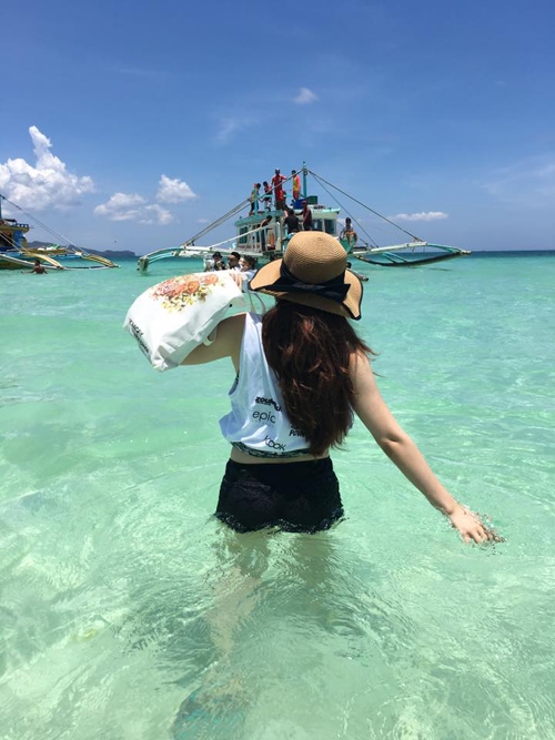 - Nên cầm theo Go pro để quay chụp ảnh dưới nước vì kinh nghiệm của mình các loại túi hầu như không chống nước để bạn có thể thoải mái bơi lội được. Nên cầm theo tha hồ quần áo đẹp, đồ bơi đẹp vì giơ máy lên là bạn có thể có ngay những bức ảnh thần thánh.