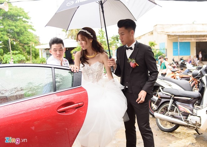 Mac Hong Quan triu men hon Ky Han trong le cuoi o que hinh anh 1